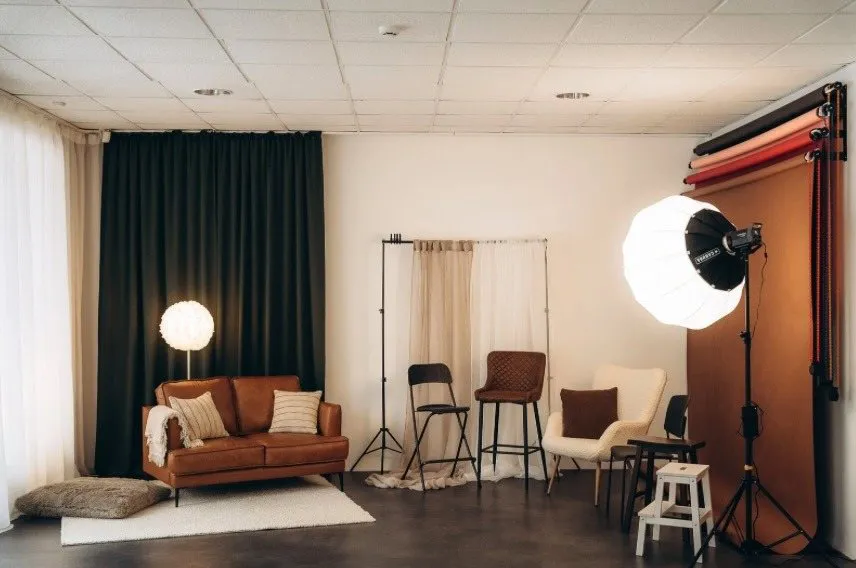 Fotostudija plašākā skatā: papīra foni, softbokss, ādas dīvāns un krēsli
