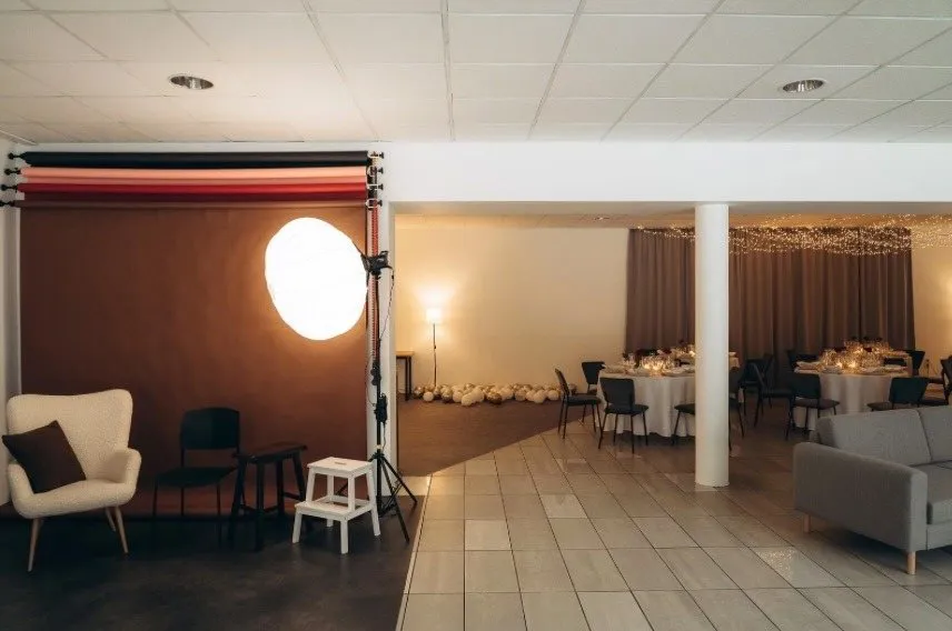Fotostudija ar skatu uz pārējo telpu un svinību zāli